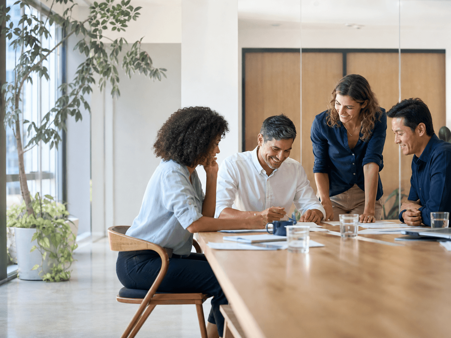 Equipe diversa colaborando em um escritório contemporâneo